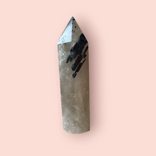 Křišťál s turmalínem Obelisk 5,5 cm 